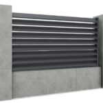 Hliníkový plot 1,2x2 m so šikmo kotvenou kosodĺžnikovou - žaluziovou výplňou 20x105 a adaptérom 40x60,  Antracit R7016