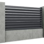 Hliníkový plot 1,5x2 m so šikmo kotvenou kosodĺžnikovou - žaluziovou výplňou 20x105 a adaptérom 40x60,  Antracit R7016